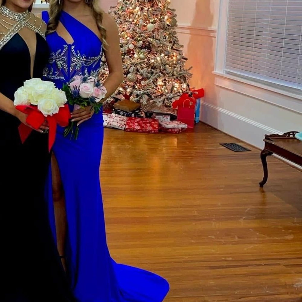 Portia and scarlet. Royal blue. Size 4. I typically wear a 4/6.